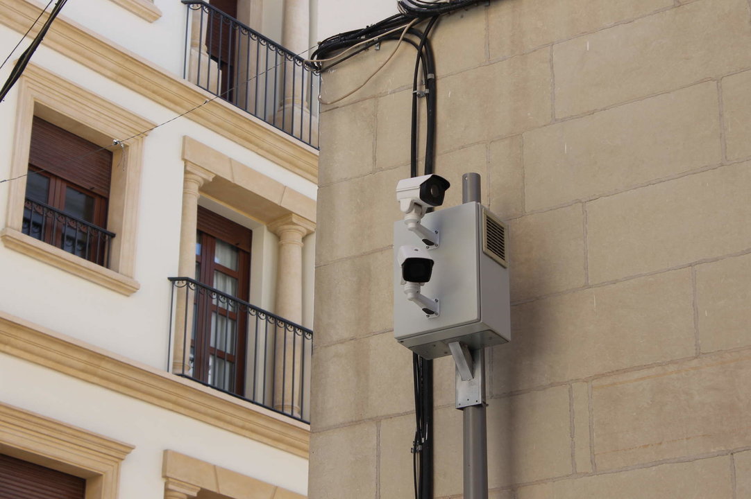 Una de las cámaras instaladas hace unos años en el centro de Lucena. Foto: JMG