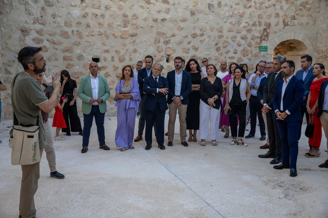 Autoridades asistentes a la inauguración oficial del Castillo de Luque