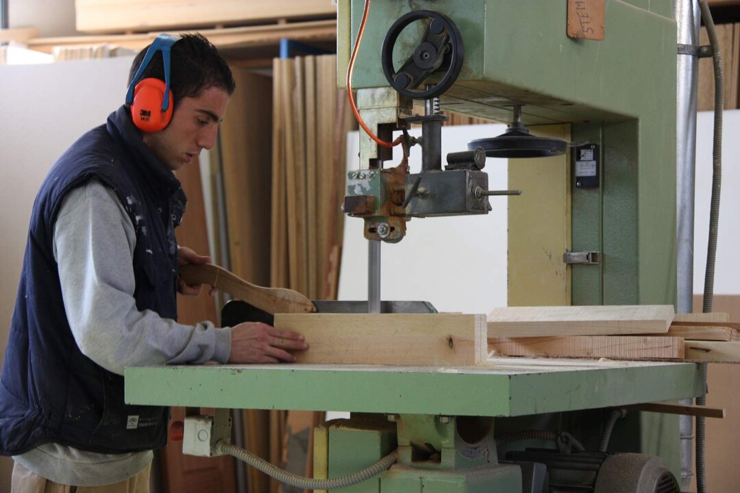 Un alumno de la Escuela de la Madera