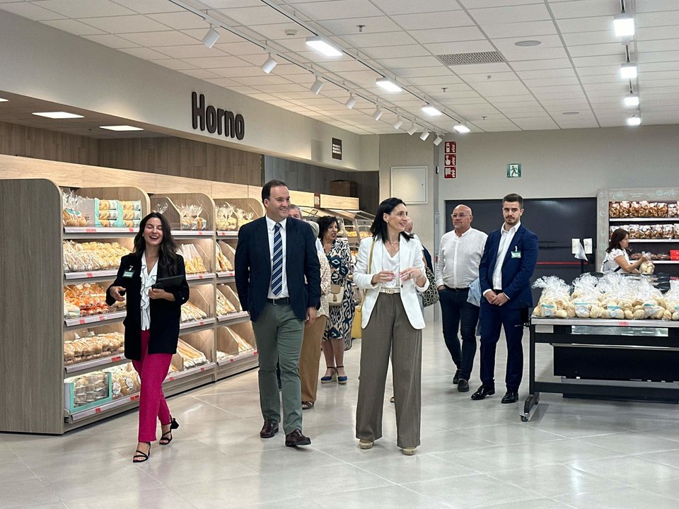 Un momento de la visita del alcalde de Priego al nuevo establecimiento de Mercadona