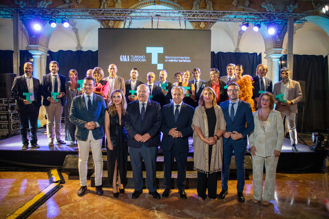 Autoridades y galardonados en la Gala de Turismo 2024