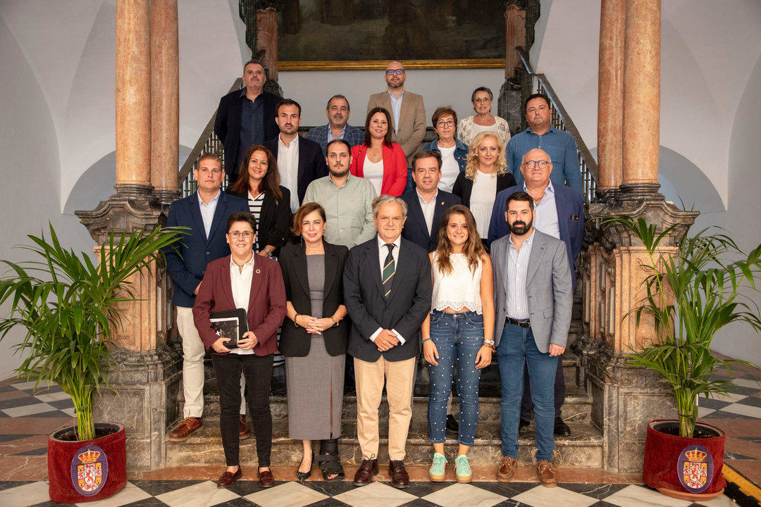 Foto de familia del Consejo de Alcaldes, en el que figuran entre otros el alcalde de Lucena y la alcaldesa de Fuente Tójar