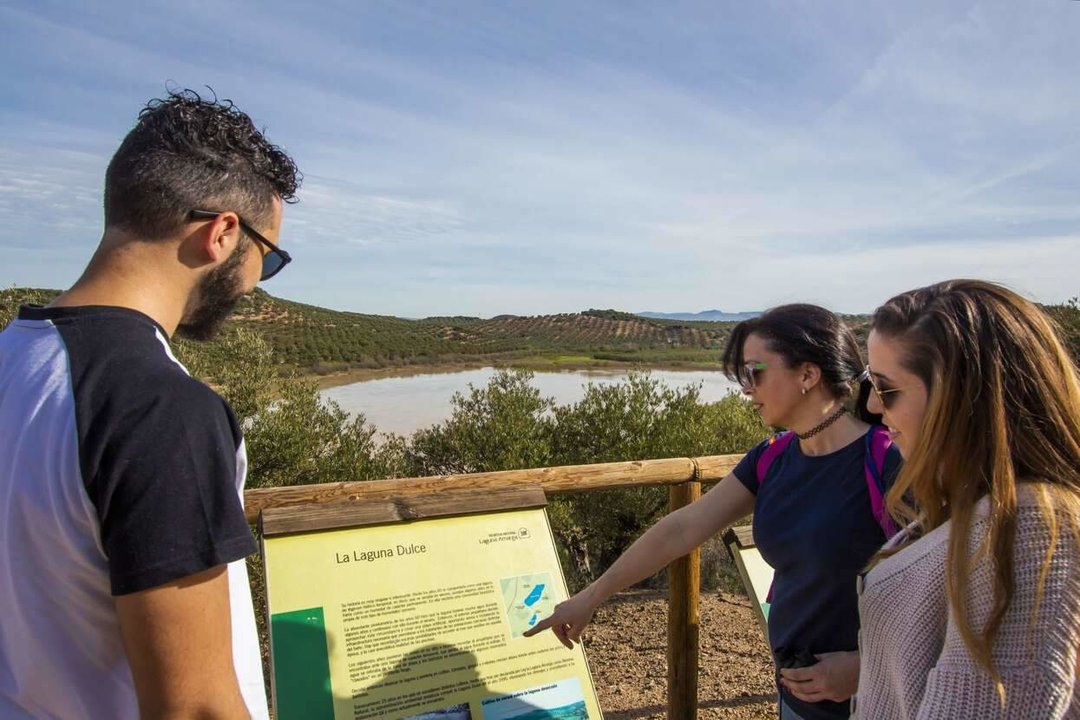 Visitantes en la Laguna Dulce de Lucena