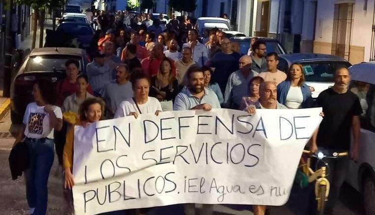 Manifestación en Palenciana contra la subida del agua