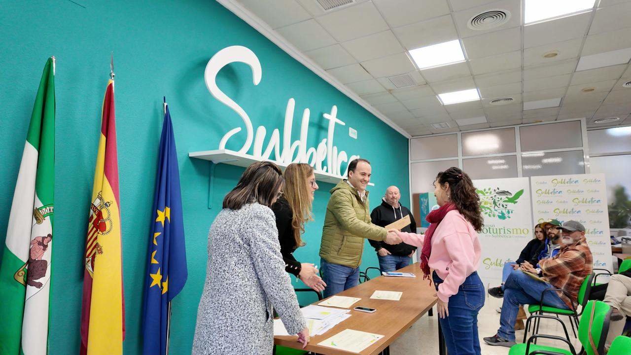 Juan Ramón Valdivia hace entrega de los diplomas al curso de fomento del birdwatching en la sede de la Mancomunidad