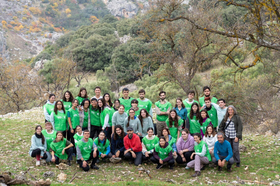 Foto de familia de participantes en la actividad del Programa de Voluntariado Ambiental de la UCO.