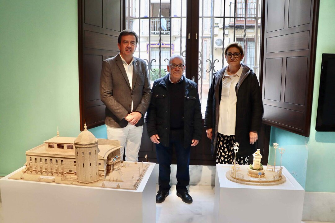 Aurelio Fernández y Charo Valverde junto a José Muñoz Aguilar, autor de las maquetas