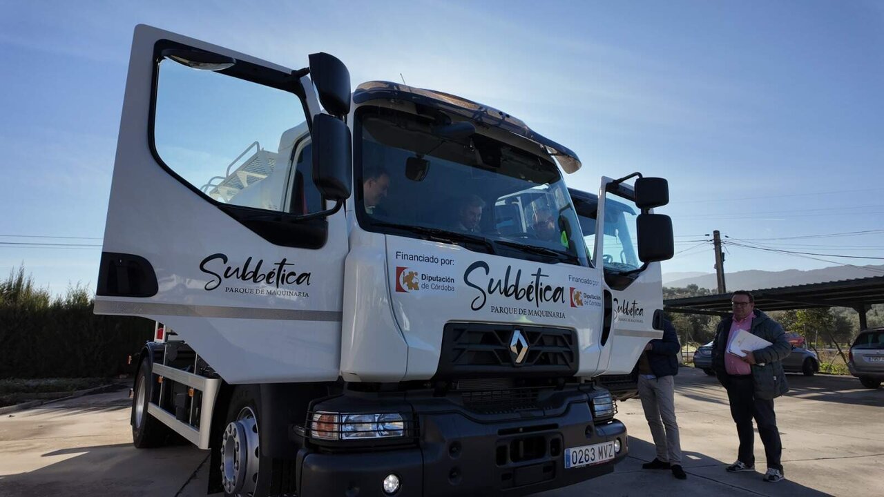 Camión Renault entregado por Diputación al parque móvil de Mancomunidad de la Subbética