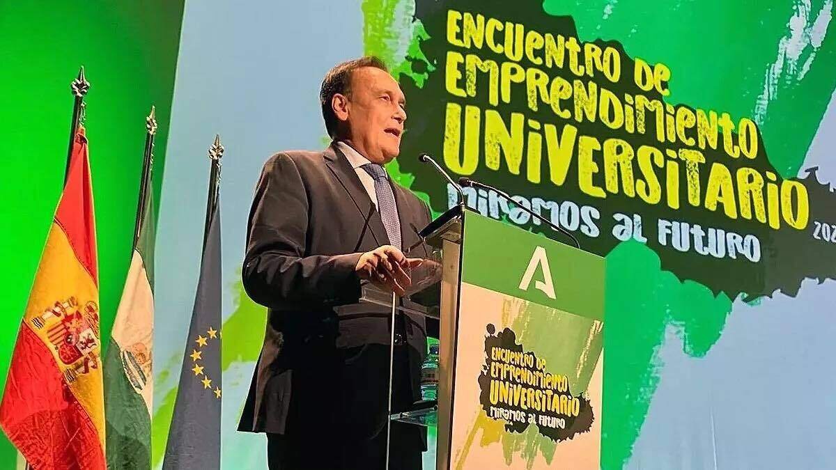 el consejero Villamandos en el Encuentro Emprendimiento Universitario en Lucena