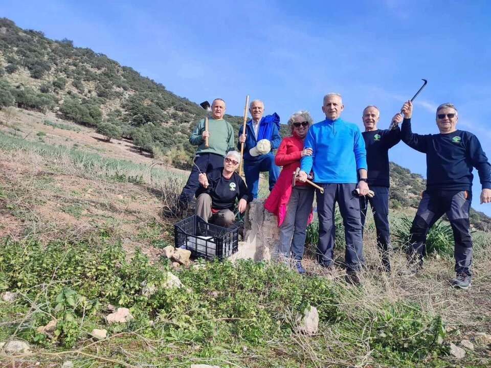 La Asociación medioambiental Mejorana durante los trabajos de plantación en la Sierra de Aras