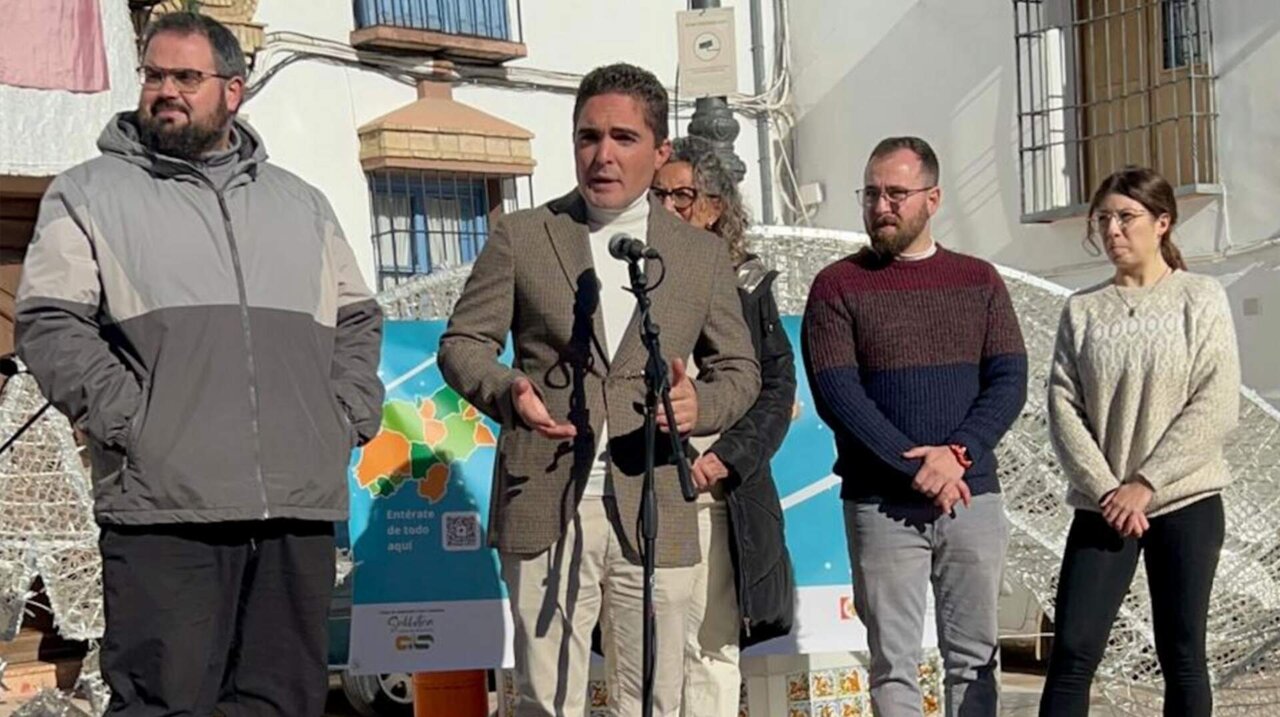 Un momento de la inauguración de JuvenSub por el alcalde de Encinas Reales, Gabriel Prieto