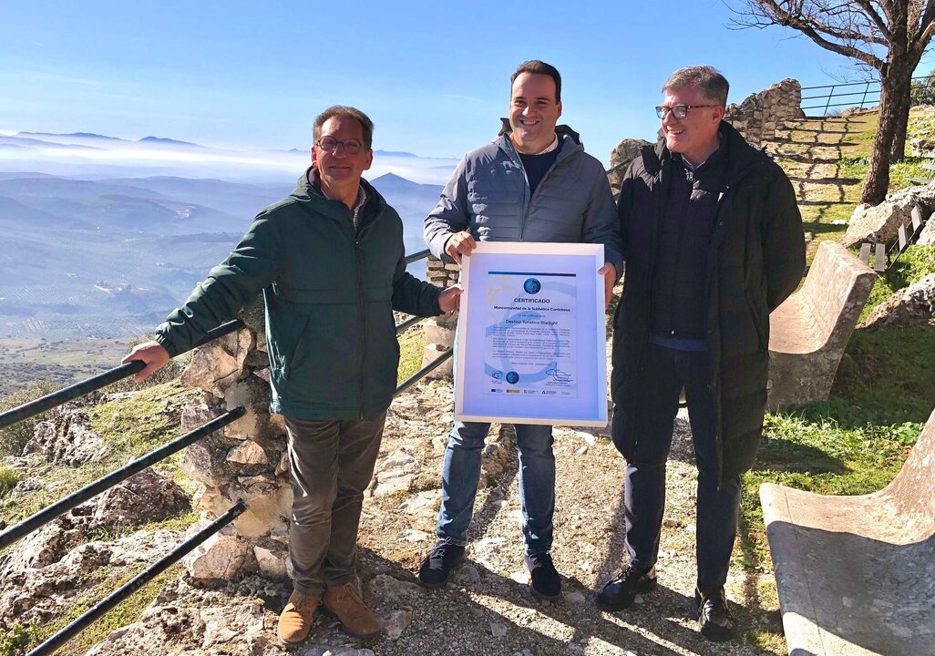 Juan Ramón Valdivia, presidente de la Mancomunidad de la Subbética y Francisco Casas, vicepresidente; presentan el certificado como destino Starlight