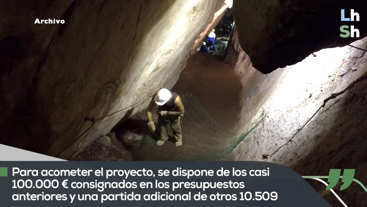 Trabajos en la Cueva del Ángel de Lucena (Foto de archivo)