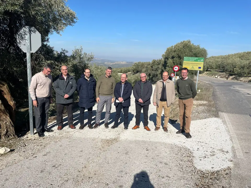 Autoridades a pie del camino de las Igueruelas de Doña Mencía