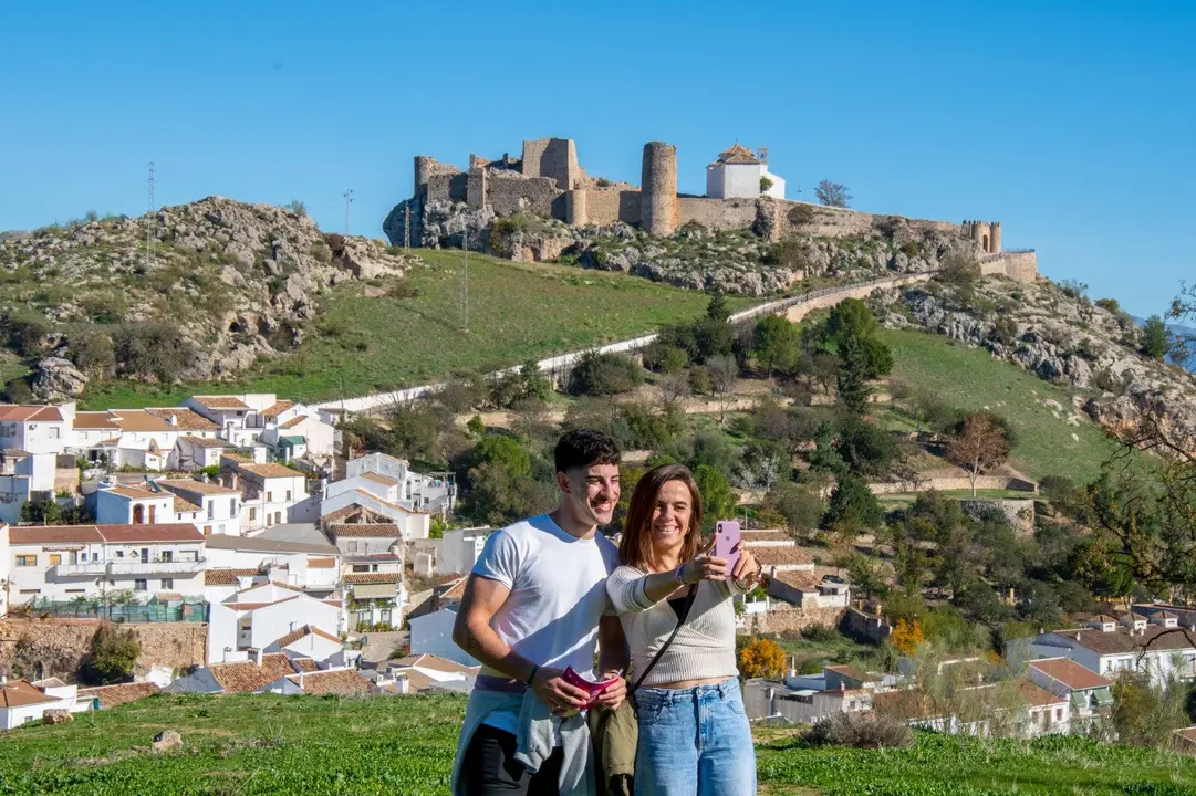 Dos turistas se toman un selfie en Carcabuey. Archivo CIT Subbética