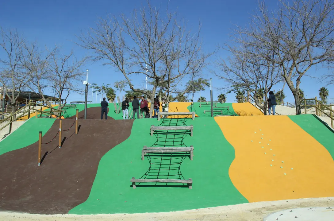 Zona de escalada infantil en el Parque Europa de Lucena