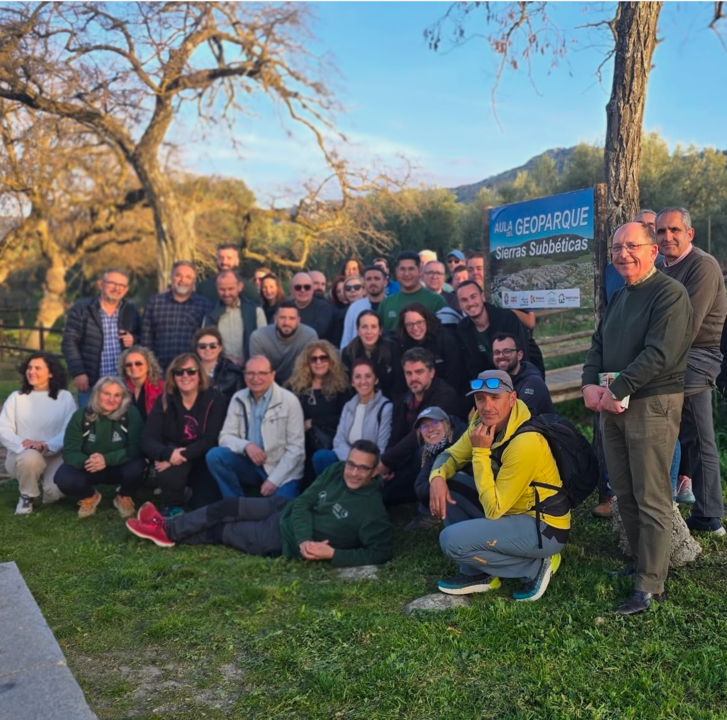 Foto de grupo en el área recreativa de la antigua estación de ferrocarril de Doña Mencía