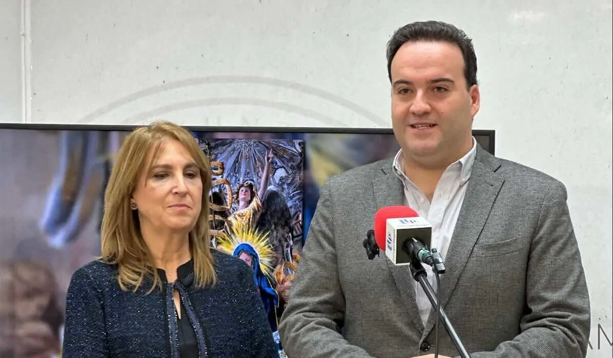 La subdelegada del Gobierno en Córdoba, Ana María López Losilla y el alcalde de Priego, Juanra Valdivia durante la rueda de prensa