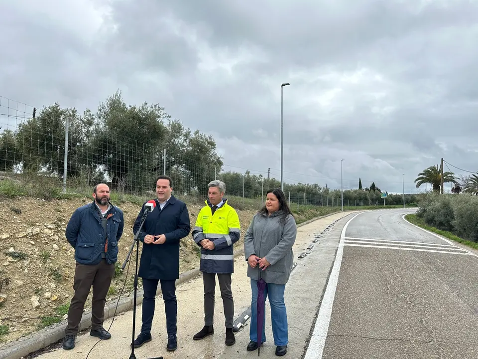 Presentación ante la prensa de la finalización del Paseo Peatonal que une Las Lagunillas con el Cementerio Municipal de Priego