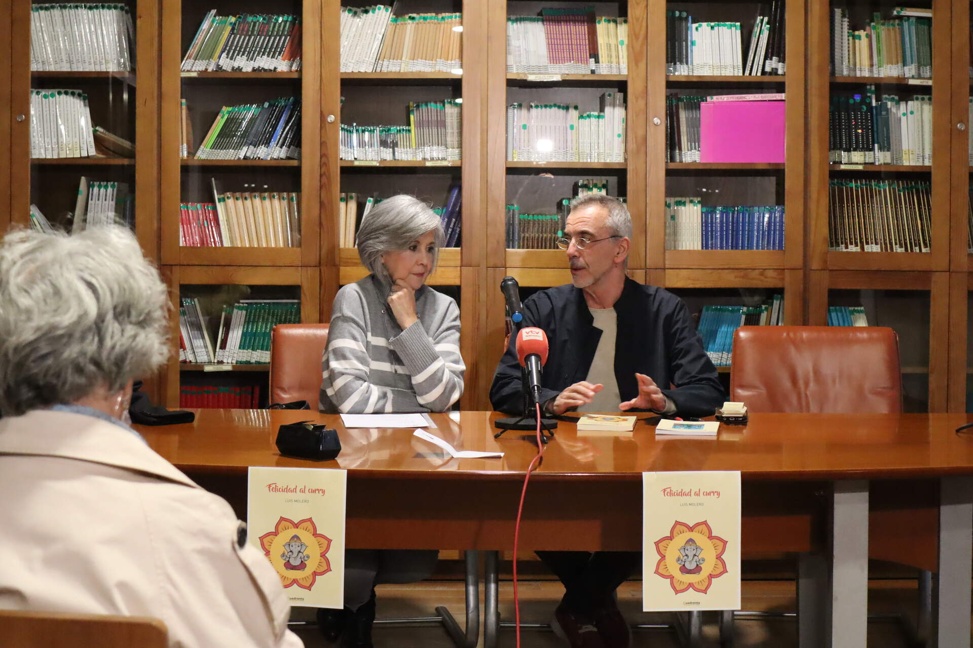 Antonio Luis Gómez Molero presenta su obra 'Felicidad al curry' junto con Mª Teresa Ferrer, directora de la Biblioteca Municipal